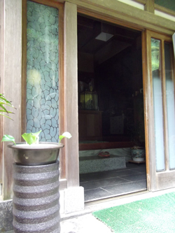 玄関網戸取り付け施工前