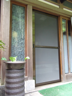 玄関網戸取り付け施工後